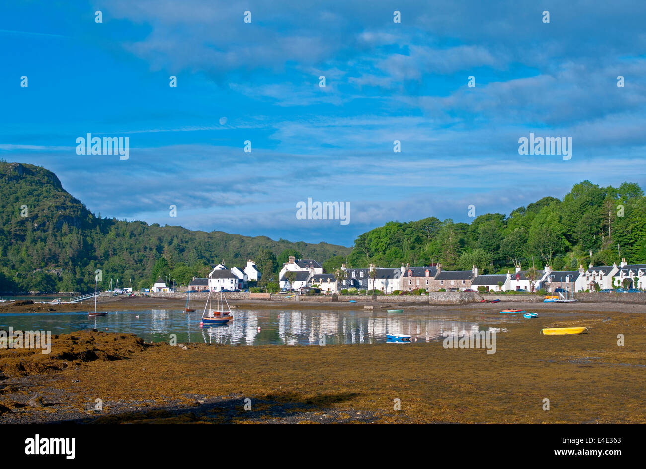 Plockton Dorf und Hafen bei Ebbe, Loch Carron, Wester Ross, Schottisches Hochland Hochlandregion, Schottland, UK Stockfoto