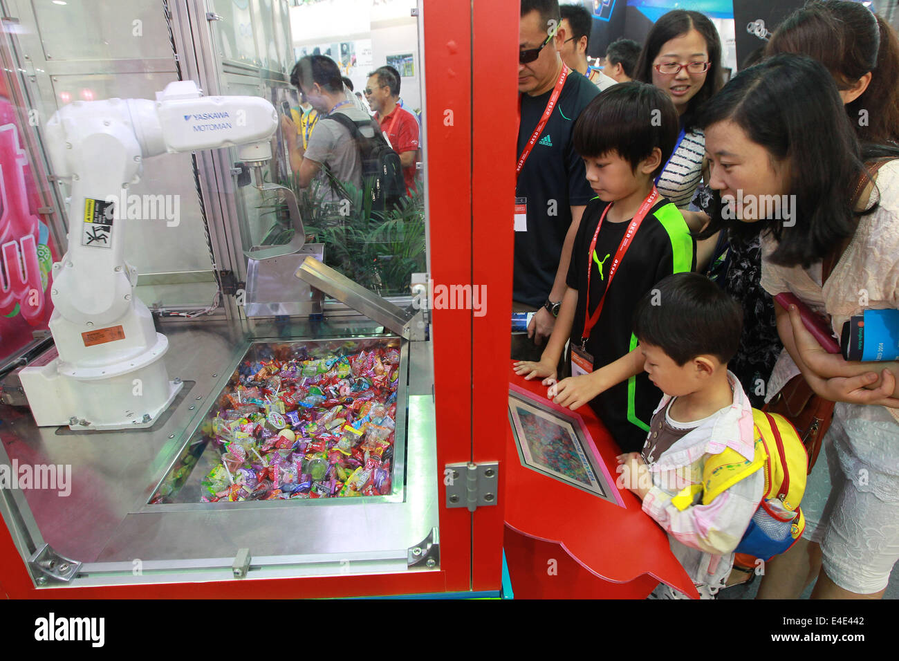 Shanghai, China. 9. Juli 2014. Besucher spielen eine Preis-Kralle für Süßigkeiten während der China International Robot Show in Ost-China Shanghai, 9. Juli 2014. Die dreitägige zeigen kicked off am Mittwoch, zeigen die neueste Errungenschaften in der Roboterindustrie. Bildnachweis: Pei Xin/Xinhua/Alamy Live-Nachrichten Stockfoto