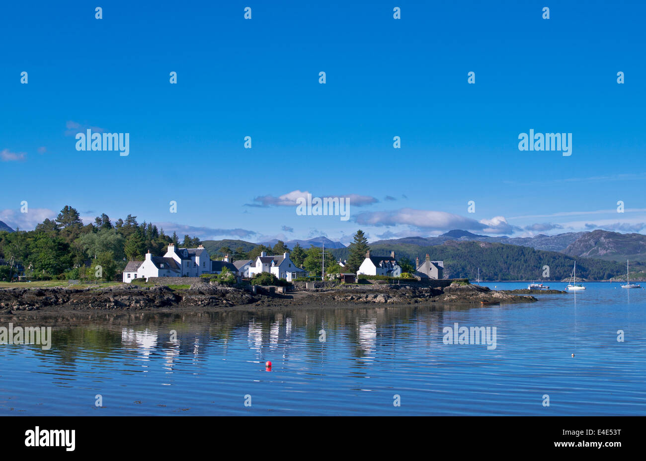 Hafen von ziemlich traditionelle Hütten am Rand des Wassers, Plockton, Loch Carron, Wester Ross, Western Highlands, Schottland, Vereinigtes Königreich Stockfoto