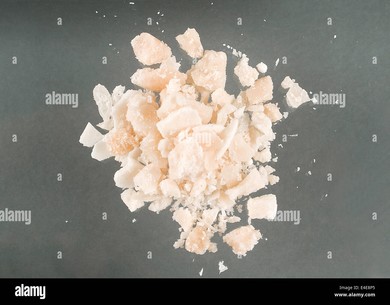 Crack, auch als 'Crack aufgrund der knisternde Geräusche macht es beim Rauchen' ist eine freie Base Form von Kokain, die geraucht werden können. Eine Lösung von kokainhydrochlorid ist beheizt mit Natron Eine solide Fels, zersetzt oder schmilzt bei den hohen Temperaturen, die für das Rauchen zu bilden. Weitere Informationen finden Sie unten. Stockfoto