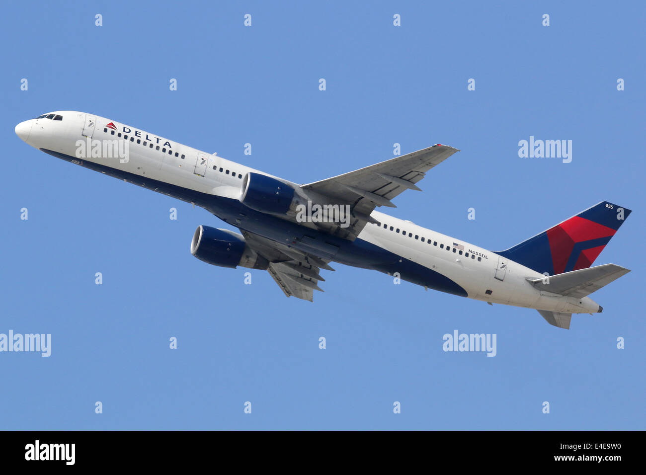 Los Angeles, Kalifornien - 18. April 2014: A Delta Air Lines Boeing 757-200 mit der Registrierung startet N655DL von Los Angel Stockfoto