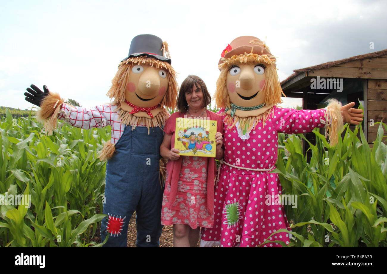 Burton-on-Trent, Staffordshire, UK. 9. Juli 2014. Julia Donaldson mit Harry O'Hay und Betty O'Barley. Der National Forest Adventure Farm startet seine 11. jährliche 10 Hektar Mais Labyrinth, das in diesem Jahr die Vogelscheuchen Hochzeit Buch von den Machern von The Gruffalo & Stick Man. Designed in Form von The Vogelscheuchen Hochzeit Zeichen Betty O'Barley und Harry O'Hay, der Labyrinth-Funktionen drei Meilen der Wege, Brücken & Aussichtstürme feiert. Bildnachweis: Deborah Vernon/Alamy Live-Nachrichten Stockfoto