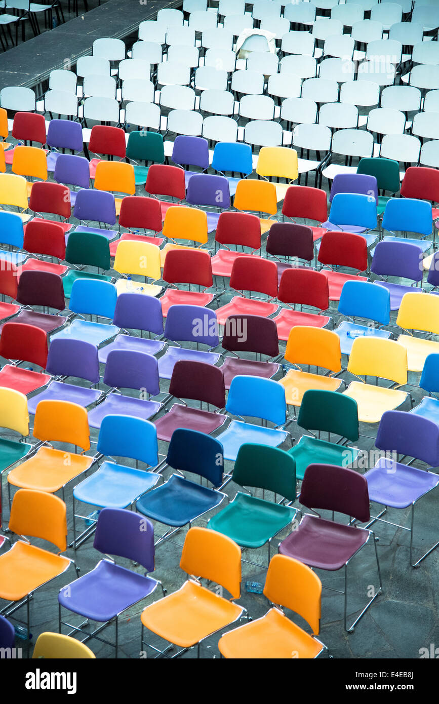 Reihen der bunten und leere Plastikstühle in einer Schule Stockfoto