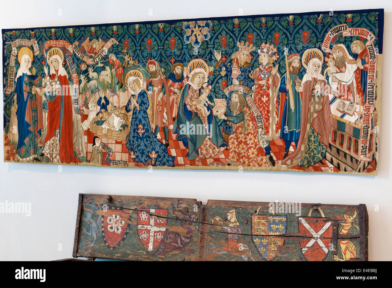 Ein Altar aus dem 15. Jahrhundert, der frontal 'Scenen aus dem Leben der Jungfrau Maria' in der Burrell Collection, Glasgow, Schottland zeigt Stockfoto