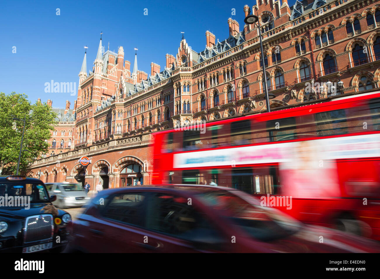 Ein Routemaster Bus vom Bahnhof St Pancras in London, Vereinigtes Königreich. Stockfoto