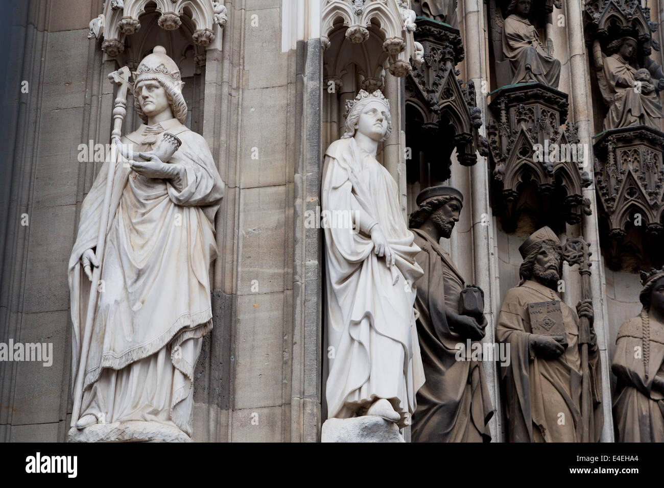 Skulpturen an der Fassade der Kathedrale in Köln, Deutschland Stockfoto