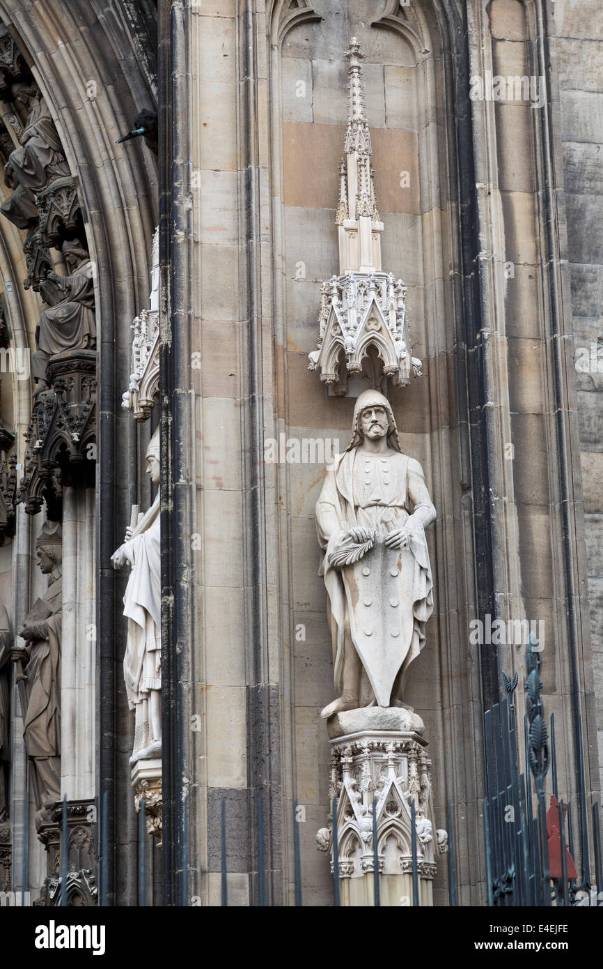 Skulpturen an der Fassade der Kathedrale in Köln, Deutschland Stockfoto