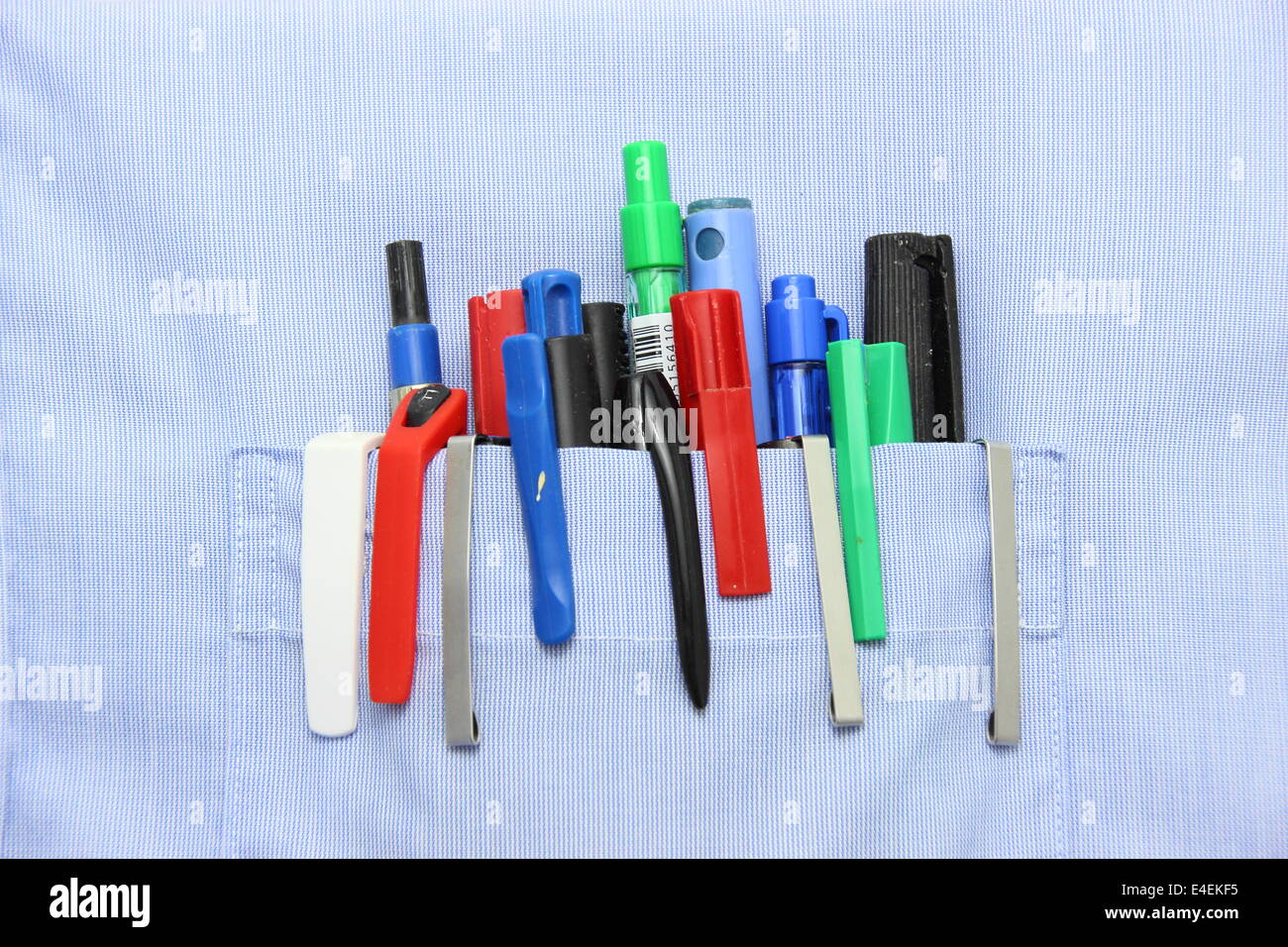 Blaues Hemdtasche mit vielen verschiedenen Kugelschreiber Stockfoto