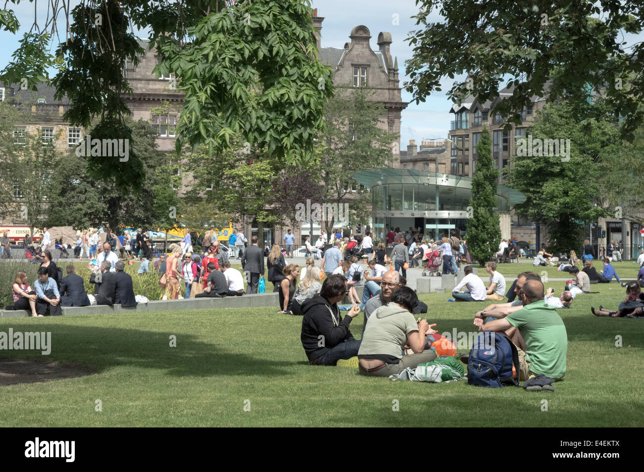 Menschen genießen das sommerliche Wetter in St Andrews Square, Edinburgh Stockfoto