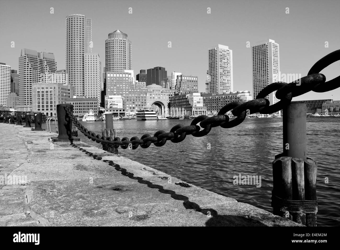 Blick auf downtown Boston Skyline entlang des Hafens. Stockfoto