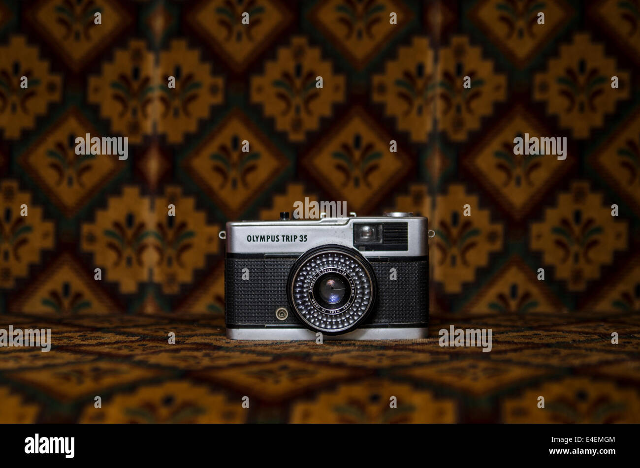 Olympus-Reise-Film-Kamera auf einem gemusterten Hintergrund Stockfoto