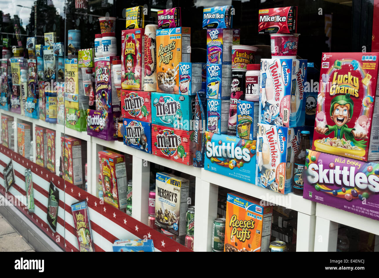 Amerikanische Süßigkeiten, Süßigkeiten und Getreide auf dem Display in einem Schaufenster Stockfoto