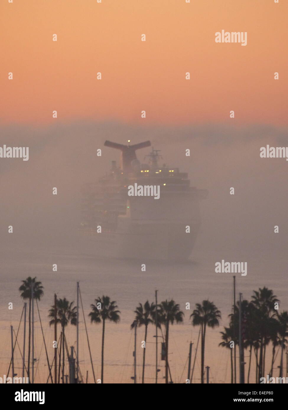 Ein Kreuzfahrtschiff aus dem Nebel in den sehr frühen Morgenstunden in Long Beach cruise Port, Los Angeles Stockfoto