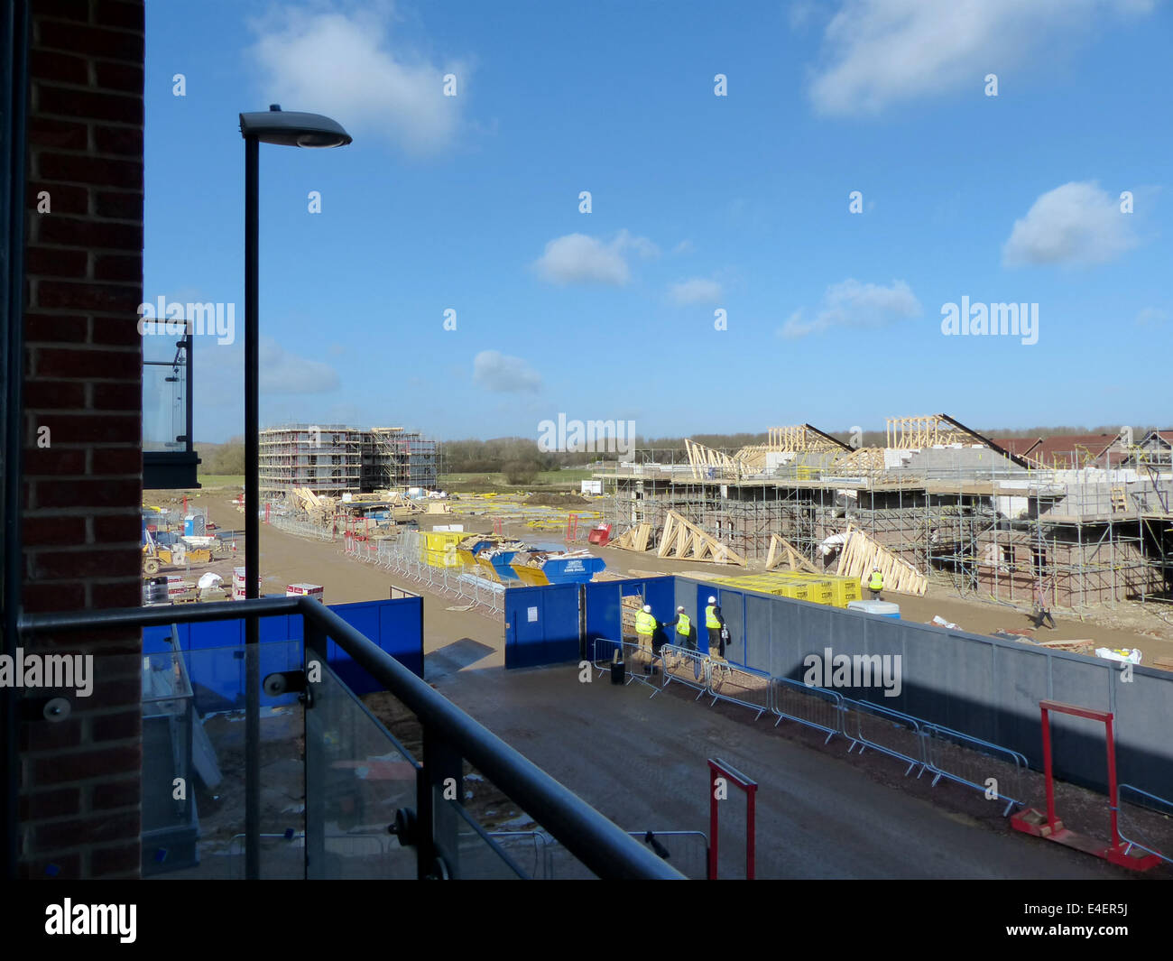 Eine Ansicht einer Wohnhaus-Website von einem oberen Balkon Stockfoto