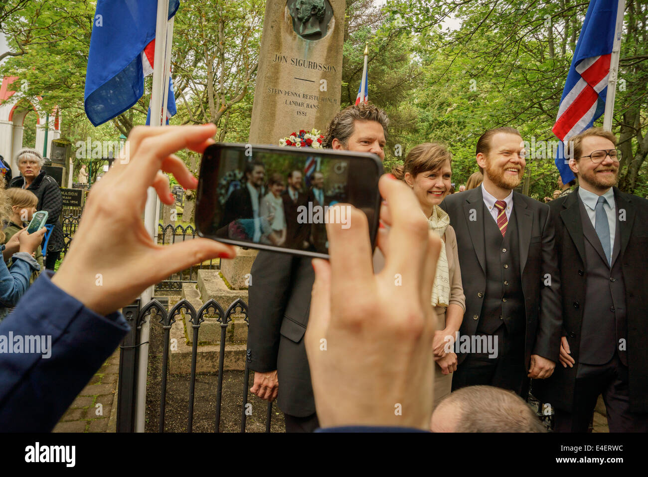 Isländischer Politiker, fotografiert mit einem Smartphone während Juni 17.-isländische Unabhängigkeitstag, Reykjavik, Island. Stockfoto