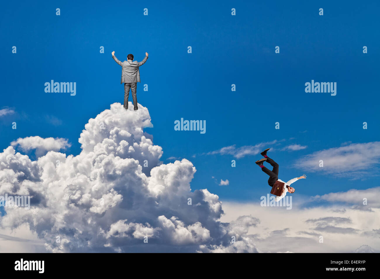 glücklicher Mann und fallenden Arbeitnehmer auf den Wolken Stockfoto