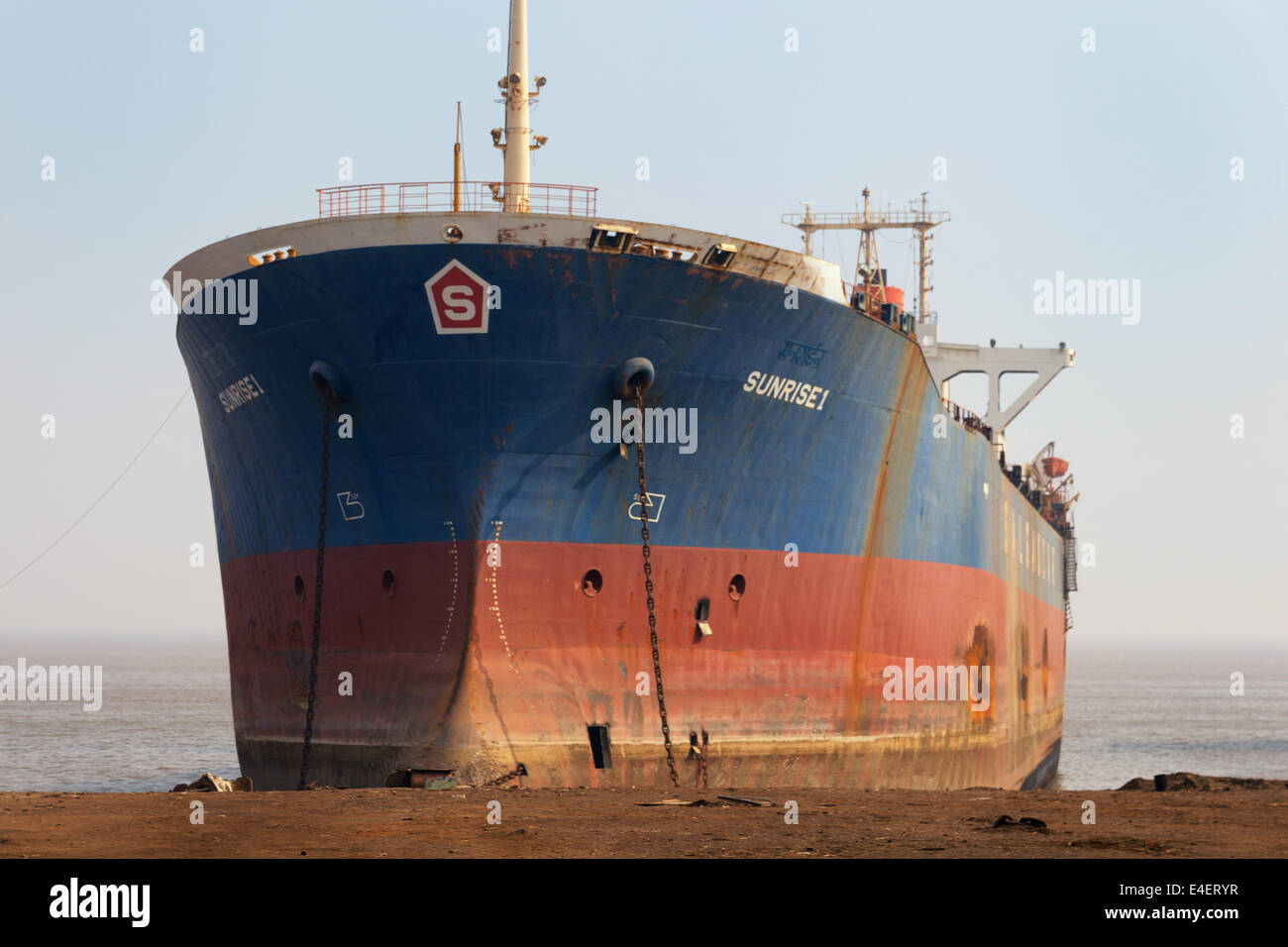 ALANG, Indien - Januar 2014: Frachtschiff absichtlich am Ufer nicht demontiert und verschrottet in Alang Schiff brechen Hof getrieben. Stockfoto