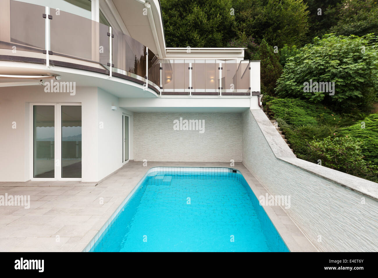 schöne Wohnung-Neubau mit Pool, Outdoor-Ansicht Stockfoto