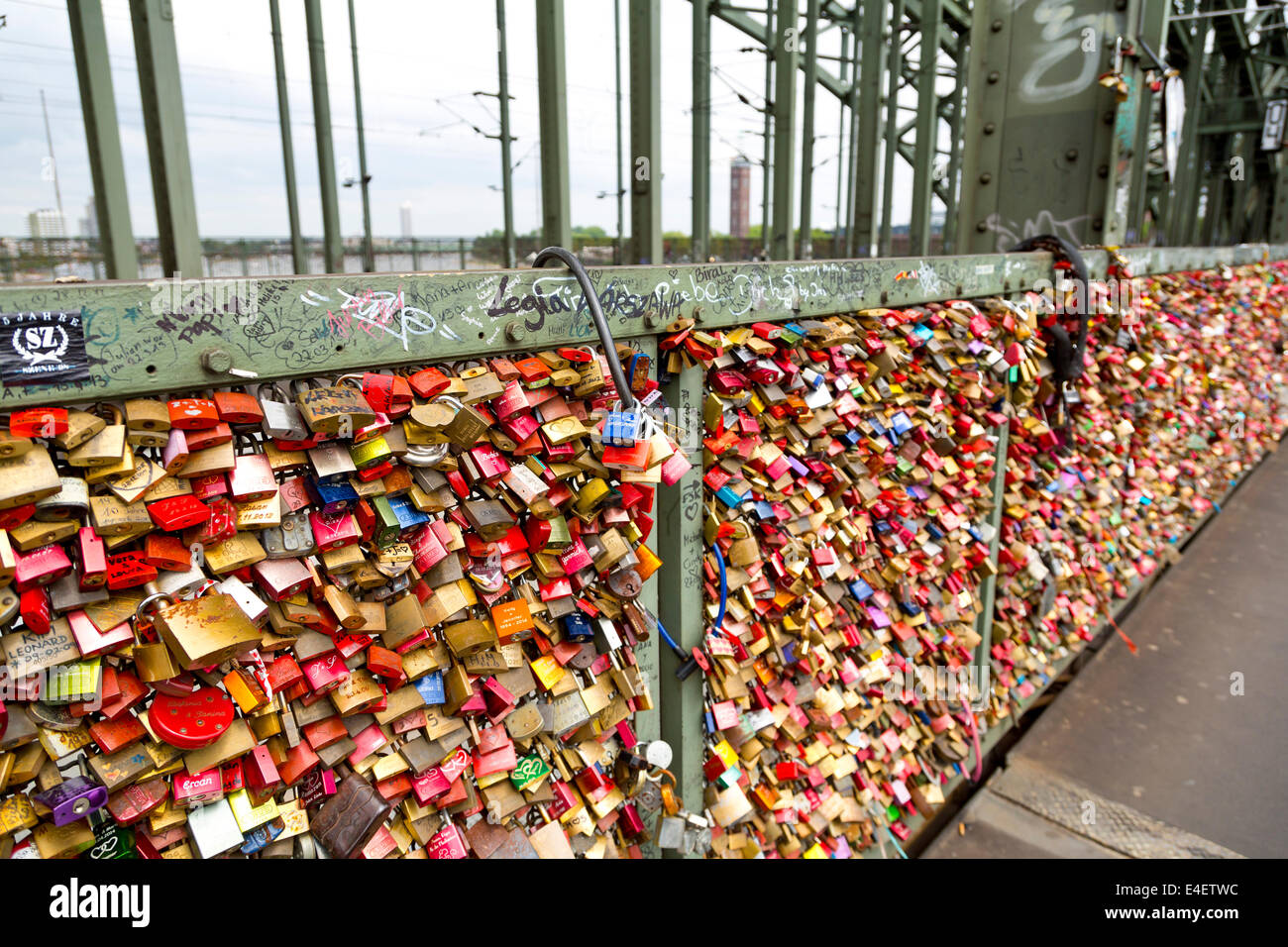 Liebesschlösser auf der Hohenzollernbrücke in Köln, Deutschland Stockfoto