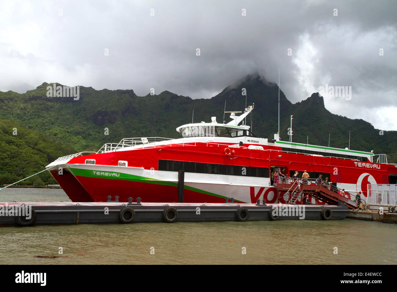 Terevau high-Speed Fähre nimmt Passagiere zwischen den Inseln von Tahiti und Moorea, Französisch-Polynesien. Stockfoto