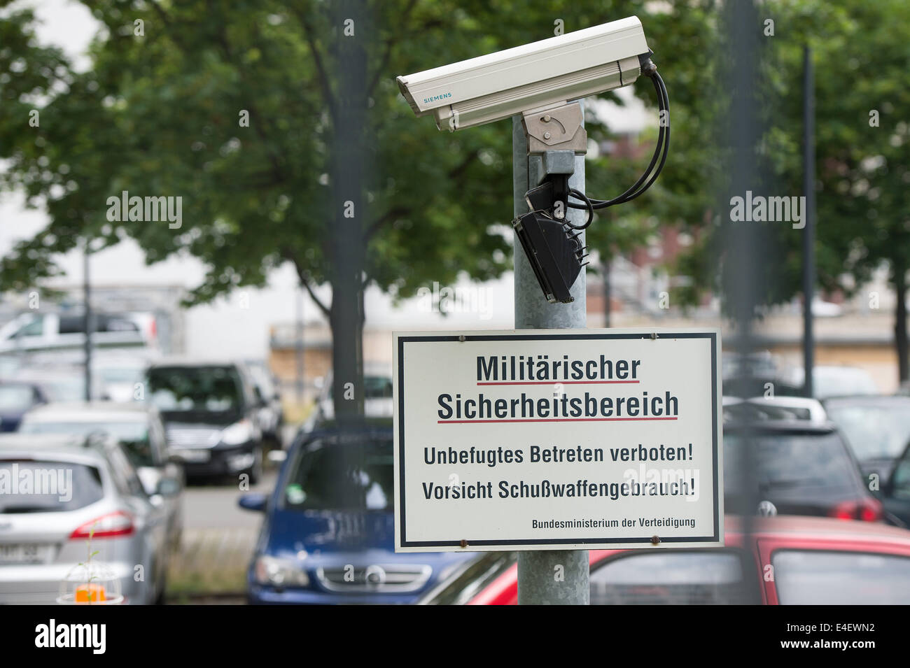 Berlin, Deutschland. 9. Juli 2014. Überwachungskameras und ein Zeichen, das liest "militärischen Sicherheitsbereich. Draußen zu halten. Hüten Sie sich vor bewaffneten Wachen an das deutsche Verteidigungsministerium in Berlin, Deutschland, 9. Juli 2014 gelten. Foto: MAURIZIO GAMBARINI/Dpa/Alamy Live News Stockfoto