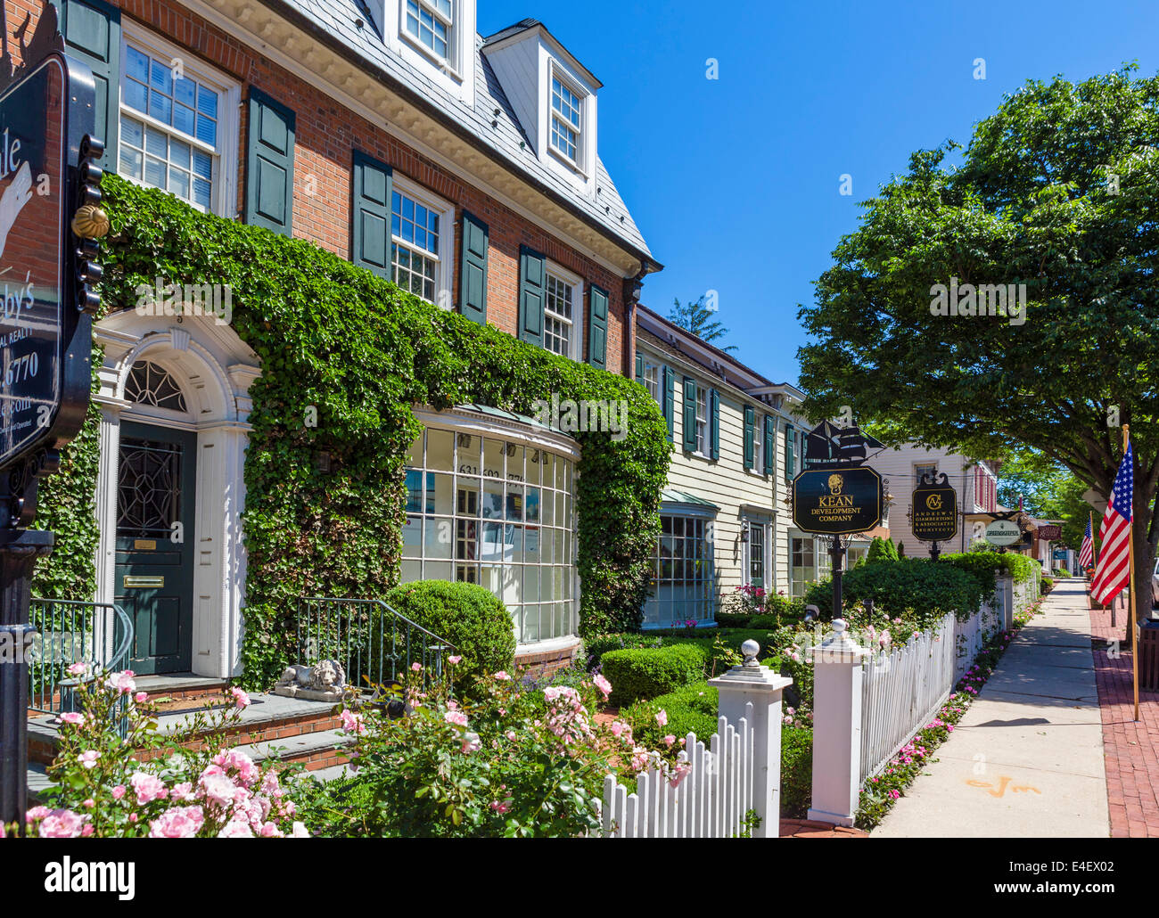 Alte Häuser entlang der Main Street in Cold Spring Harbor, Huntington, Suffolk County, Long Island, NY, USA Stockfoto