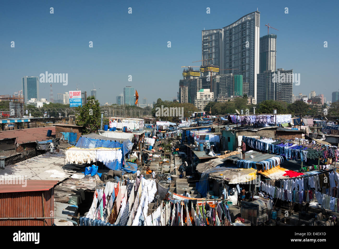 MUMBAI, Indien - Januar 2014: Wäscheständer in Mahalaxmi Dhobi Ghat, große öffnen Luft Wäsche in Mumbai, Indien. Stockfoto