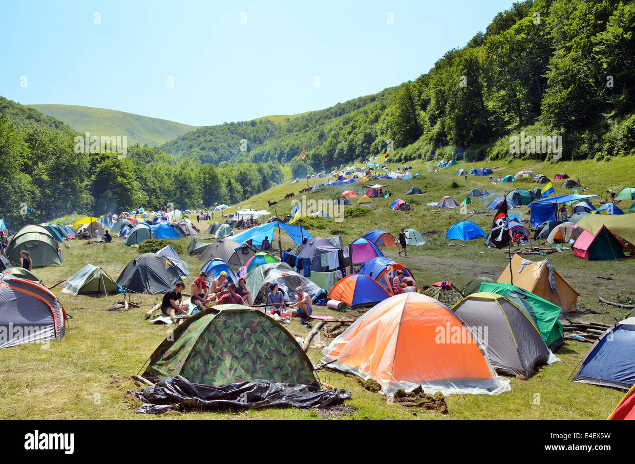 Karpaten, Ukraine. 8. Juli 2014.  Festival in der Nähe von Wasserfall Shypit in Kupala Nacht. Shypit (auf Englisch "Zischen") ist Wasserfall in der Ukraine, wo seit 1993 jährlich Hippie-Fest gehalten wird. Wichtigste Fest kommt auf wichtige heidnische fest Kupala Nacht am Juli 6/7. Doch Besucher kommen zum 1. Juli oder früher beginnen und fährt um 10 bis 15 Juli. © Oleksandr Rupeta/Alamy Live-Nachrichten Stockfoto