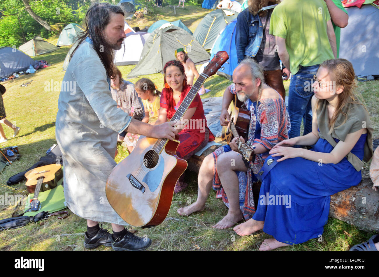 Karpaten, Ukraine. 8. Juli 2014.  Festival in der Nähe von Wasserfall Shypit in Kupala Nacht. Shypit (auf Englisch "Zischen") ist Wasserfall in der Ukraine, wo seit 1993 jährlich Hippie-Fest gehalten wird. Wichtigste Fest kommt auf wichtige heidnische fest Kupala Nacht am Juli 6/7. Doch Besucher kommen zum 1. Juli oder früher beginnen und fährt um 10 bis 15 Juli. © Oleksandr Rupeta/Alamy Live-Nachrichten Stockfoto