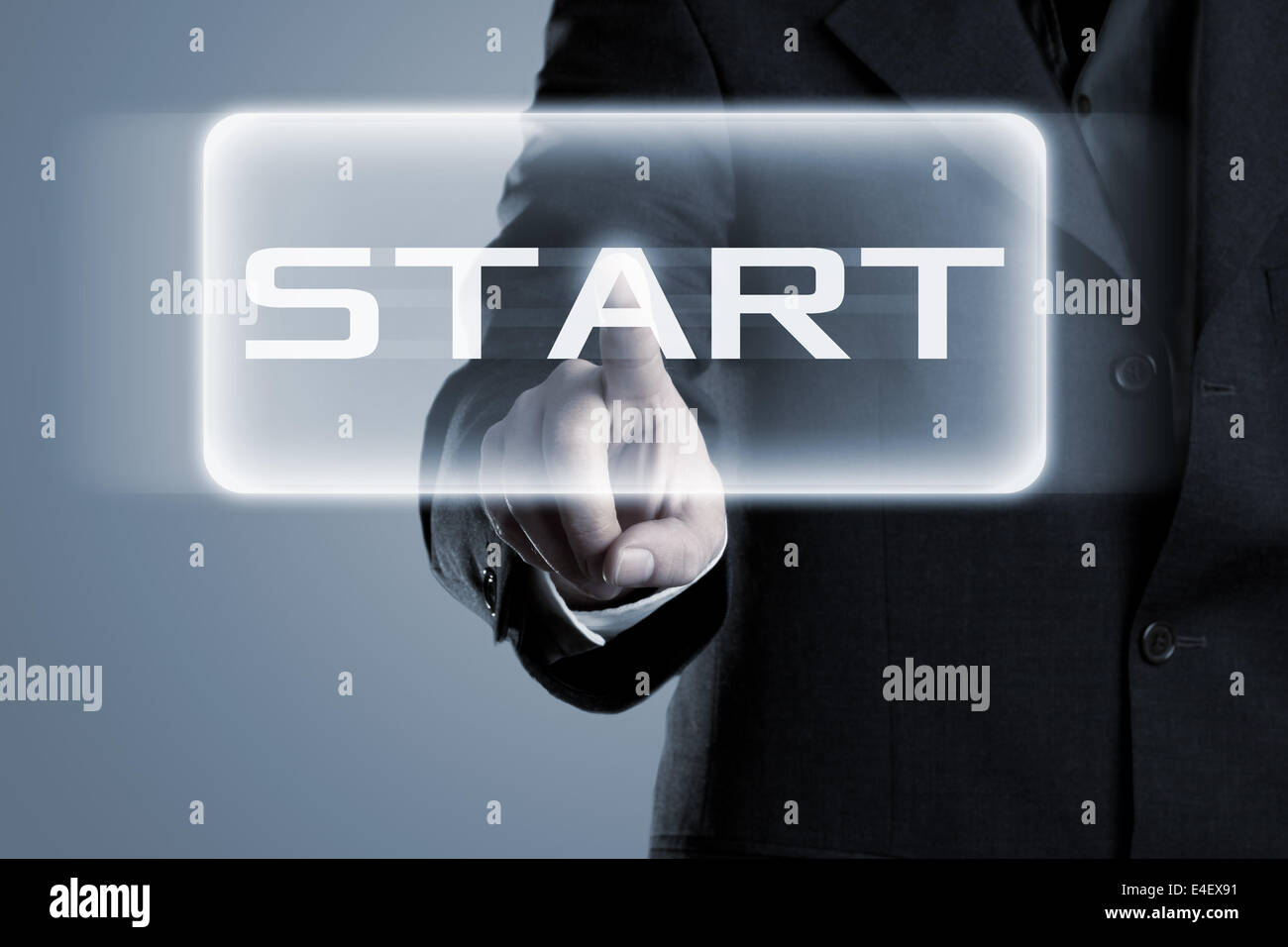 Drücken der Schaltfläche "Start" auf dem Display - Neugeschäft oder zukunftsorientierte Konzept Geschäftsmann Stockfoto