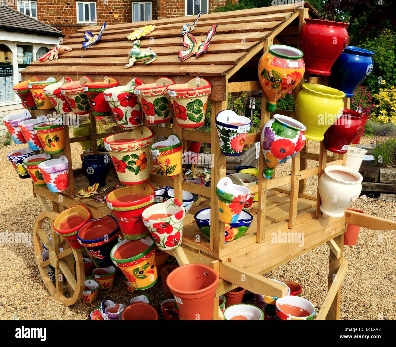 Bunt, bunt, dekorativ, Töpfe, Pflanzgefäße, Container, Garten Baumschule Vertrieb England UK Stockfoto
