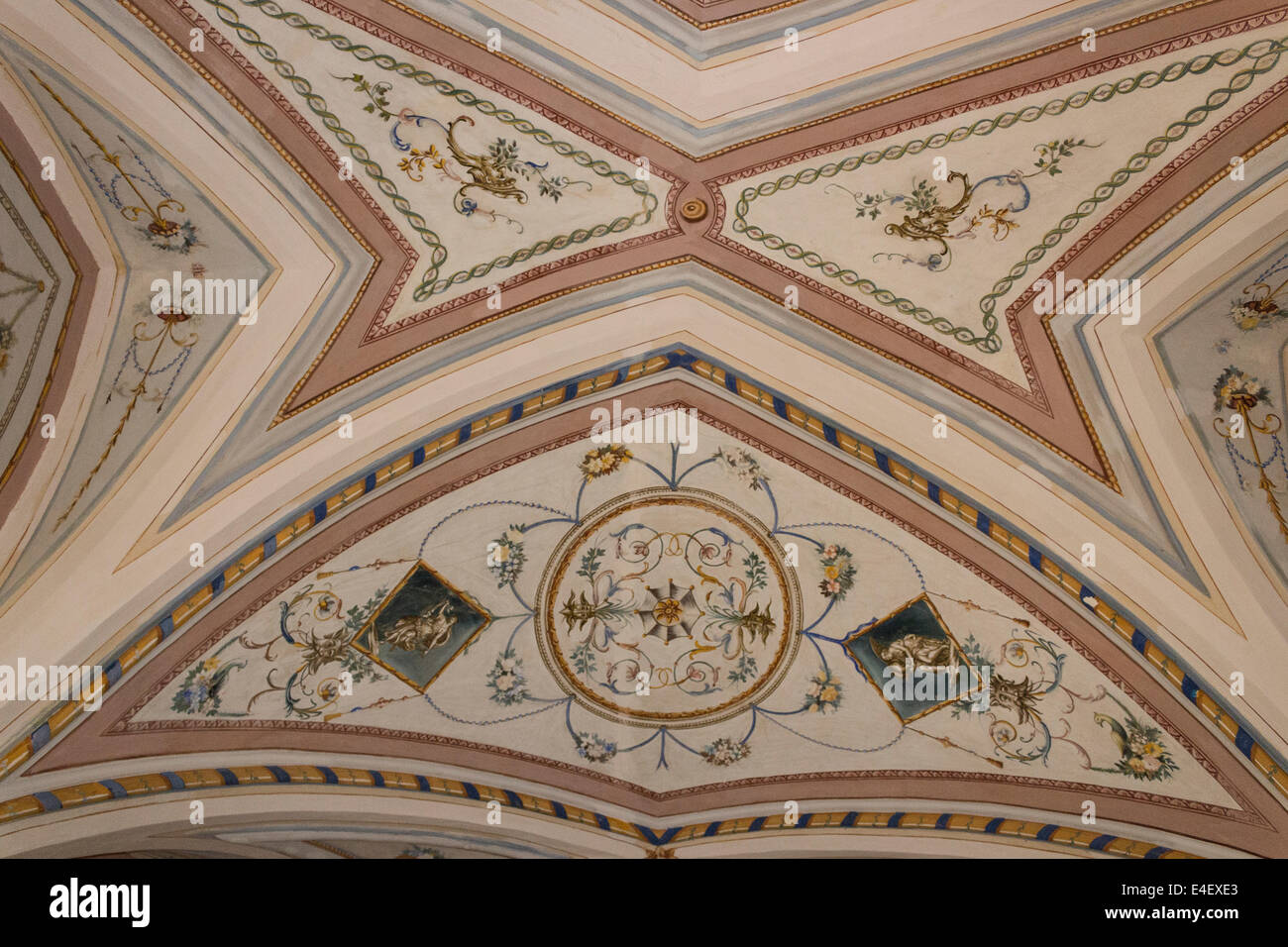 Fresken in Doxi Stracca Fontana Palast über 1760 A.D. in der alten Stadt von Gallipoli (Le)) im Süden Italiens Stockfoto