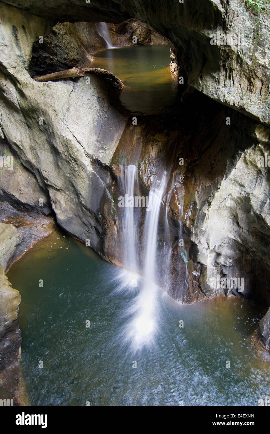 Kleiner Wasserfall aus den Höhlen von Skocjan, Slowenien. Stockfoto