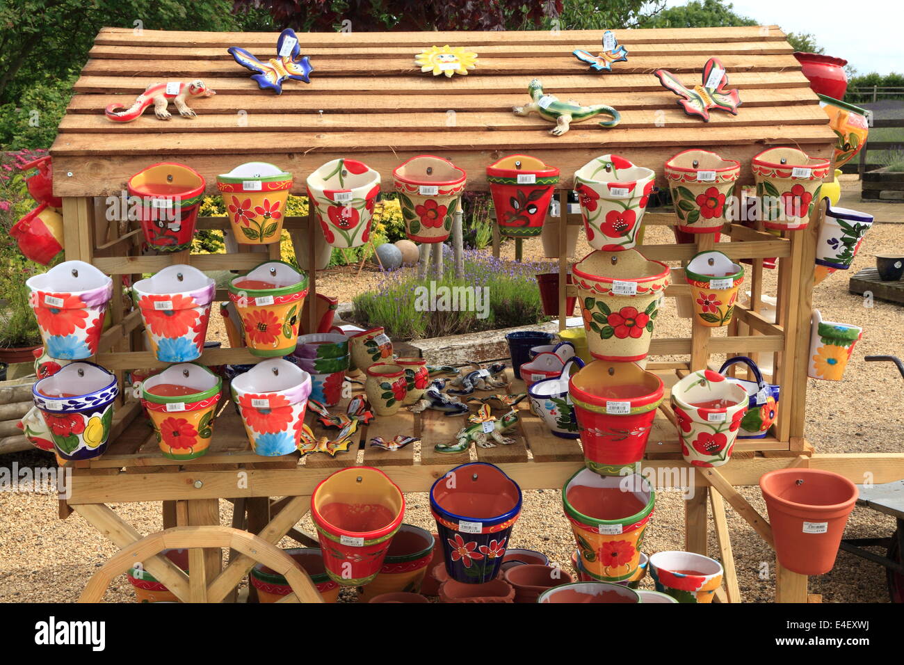 Bunt, bunt, dekorativ, Töpfe, Pflanzgefäße, Container, Garten Baumschule Vertrieb England UK Stockfoto