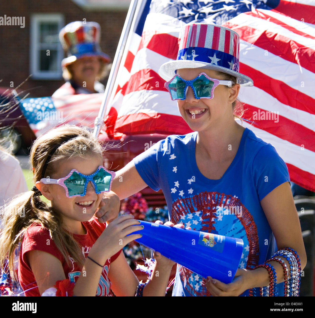 Junge Girls feiern Unabhängigkeitstag in neue Pekin Indiana Stockfoto