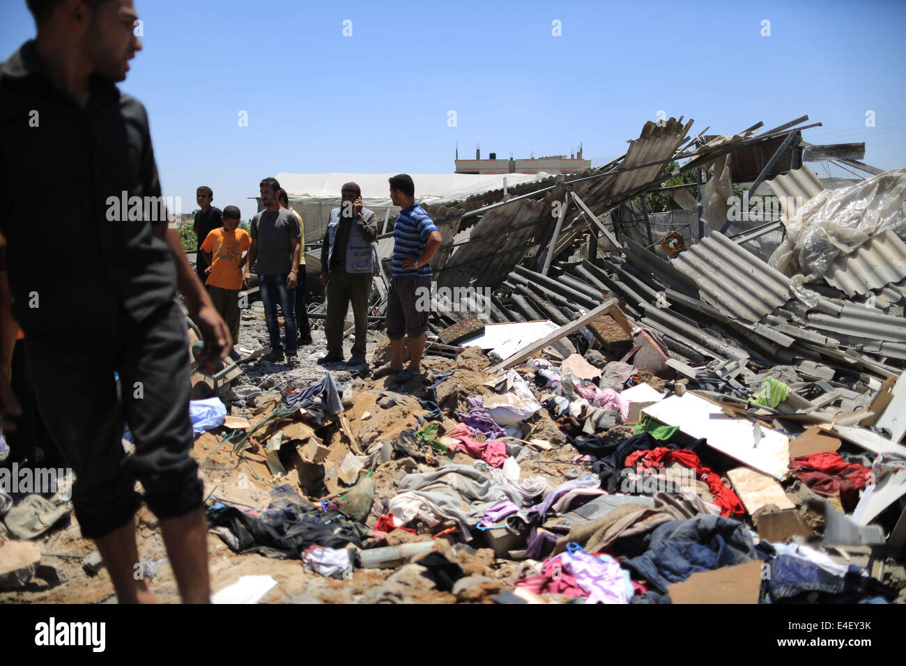 (140709)--GAZA, 9. Juli 2014 (Xinhua)--Menschen den Trümmern suchen Körper eines palästinensischen Jungen denen Krankenhaus Beamten gesagt wurde bei einem israelischen Luftangriff auf seine Familie Haus in Gaza-Stadt, 9. Juli 2014 getötet. Israel hat am Dienstag eine groß angelegte Antenne offensive im Gazastreifen, wo 43 Palästinenser getötet wurden, 400 verletzte und mehr als 60 Häuser wurden von israelischen Krieg Düsen-Raketen zerstört. (Xinhua/Wissam Nassar) Stockfoto