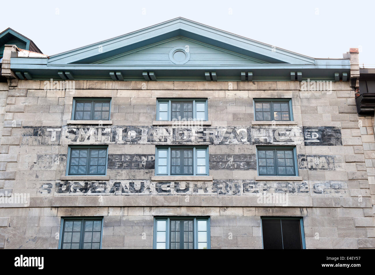 Gebäude-Fassade mit den verblassten Namen der alten Unternehmen in den alten Hafen von Montreal, Québec, Kanada. Stockfoto