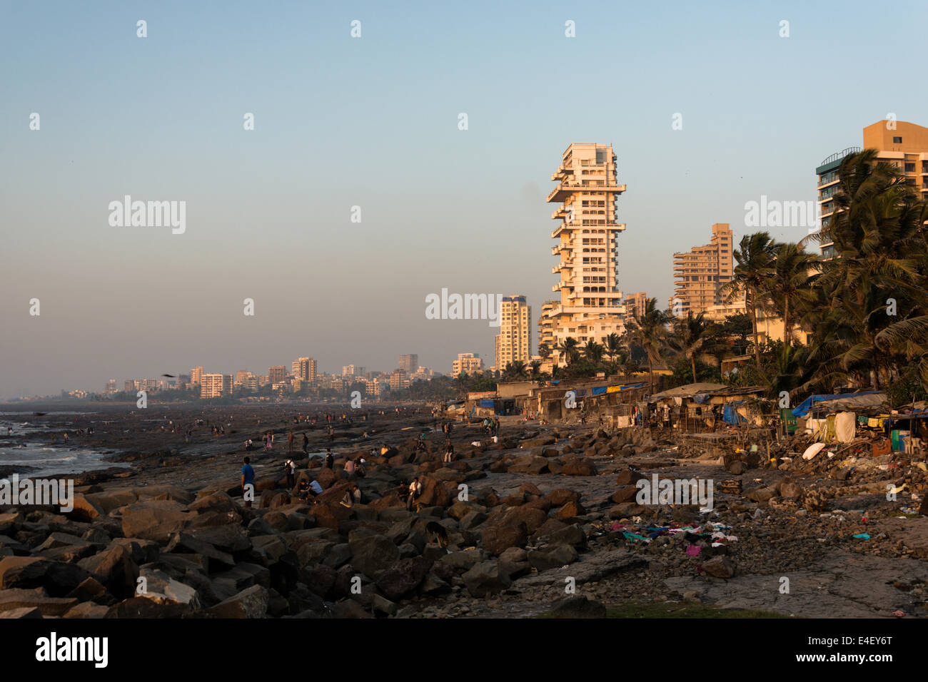 MUMBAI, Indien - Januar 2014: Menschen lagern Dadar Beach in Mumbai. Stockfoto