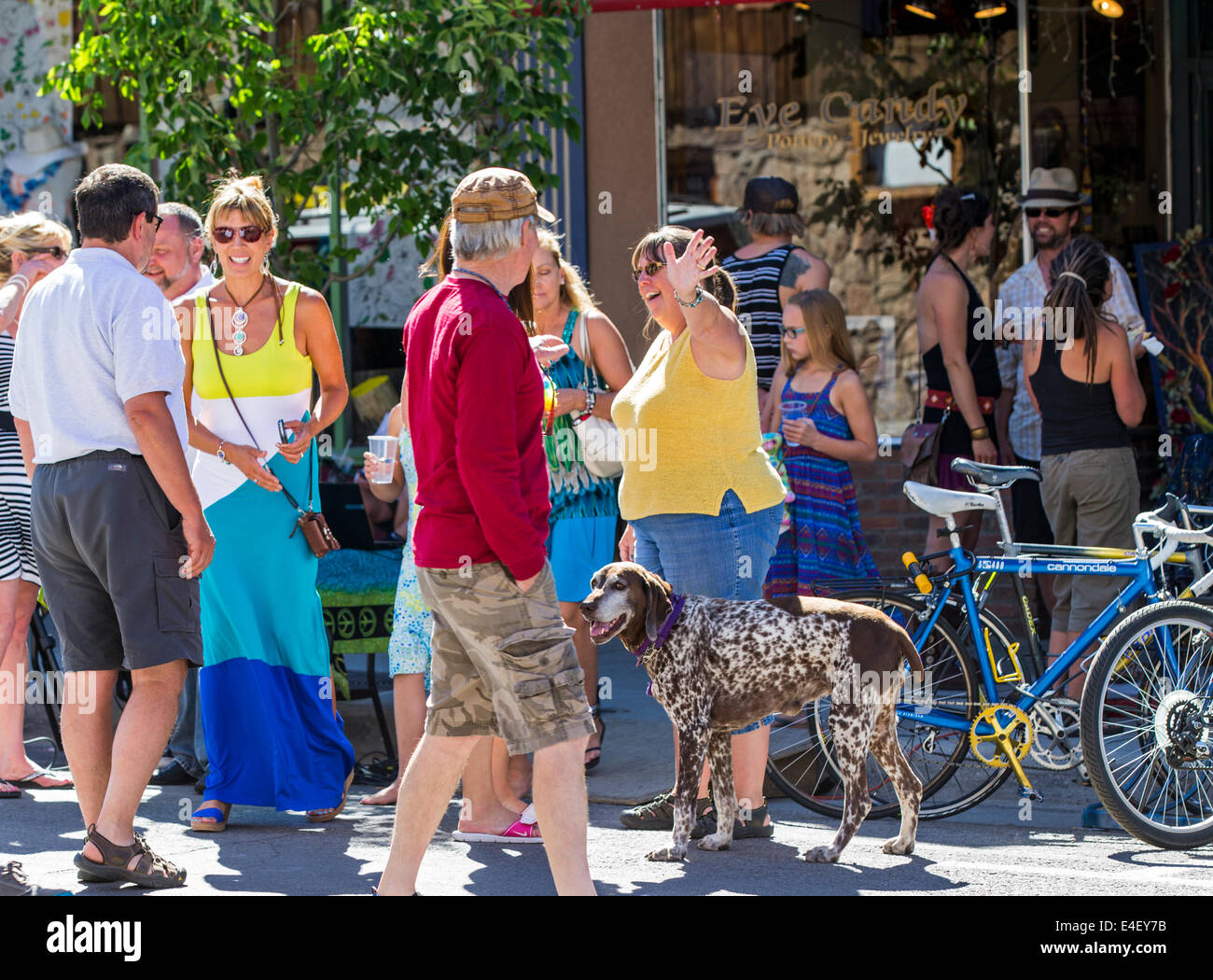 Besucher genießen Kunstwerk während der jährlichen Kleinstadt ArtWalk Festival Stockfoto