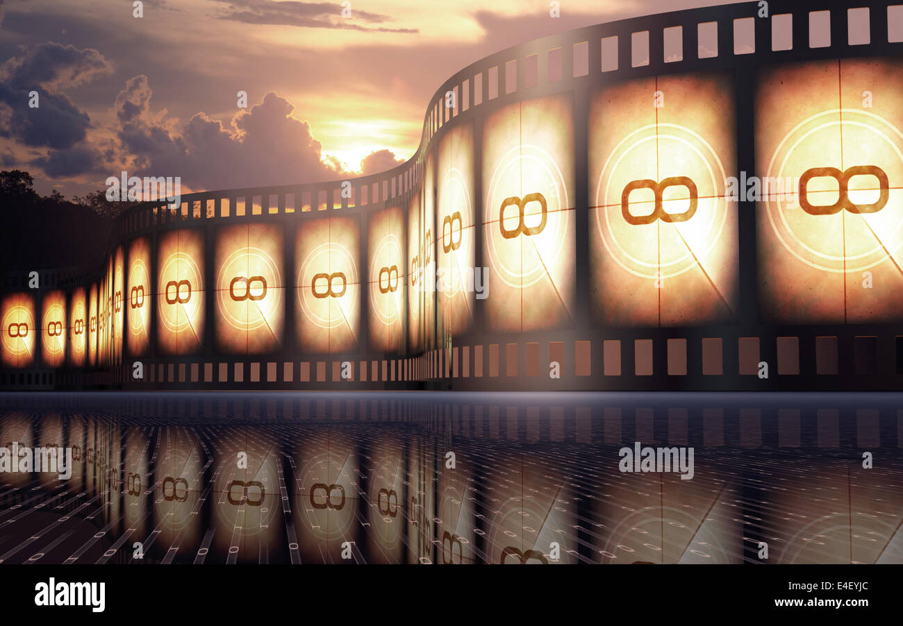 Filmstreifen über den reflexiven Boden mit Sonnenuntergang im Hintergrund. Stockfoto