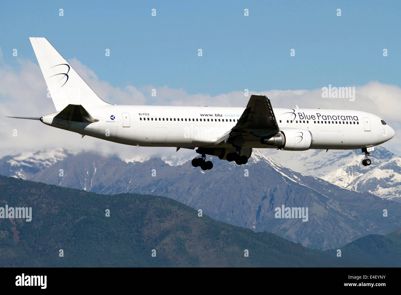 Eine Boeing 767 der Blue Panorama Airlines fliegen über Italien. Stockfoto