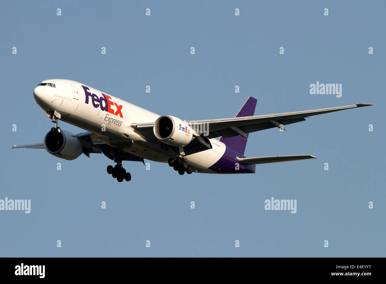 Ein Federal Express Boeing 777F Frachtflugzeug. Stockfoto