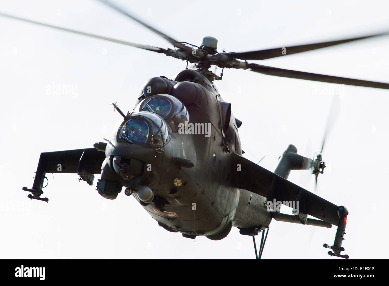 Polnische Armee Mil Mi-24V Hind im Flug, Phalsbourg, Frankreich. Stockfoto