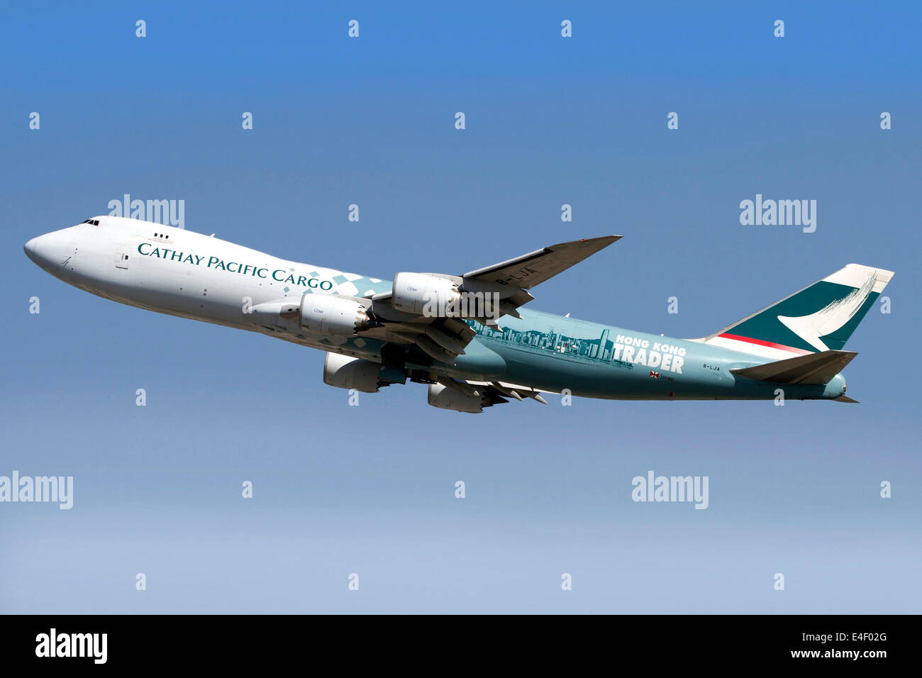 Eine Boeing 747-800 Cathay Pacific Cargo Hong Kong Trader im Flug über Italien. Stockfoto