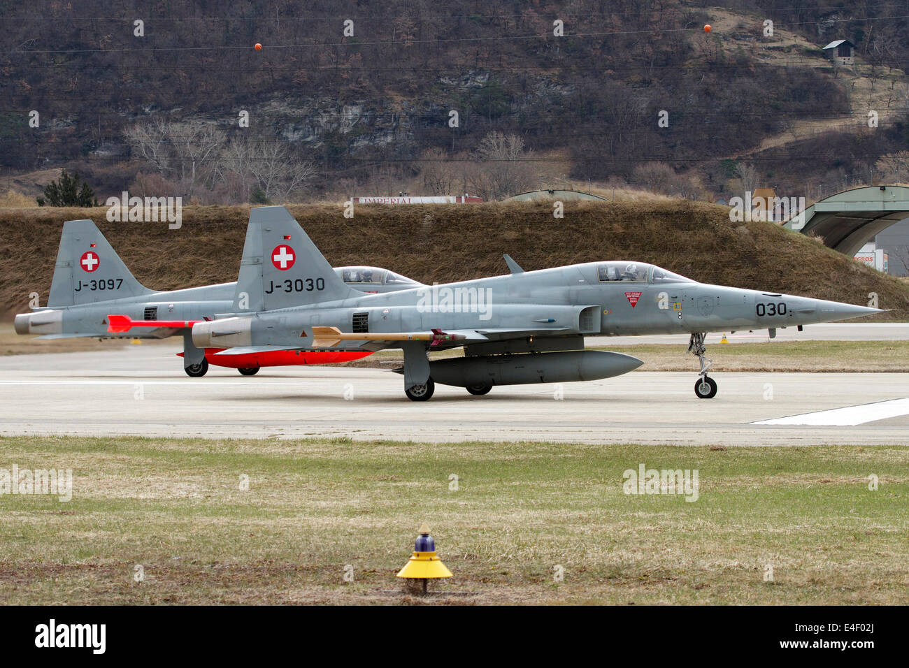 Ein Northrop F-5E Tiger der Schweizer Luftwaffe am Flughafen Sion, Schweiz. Stockfoto