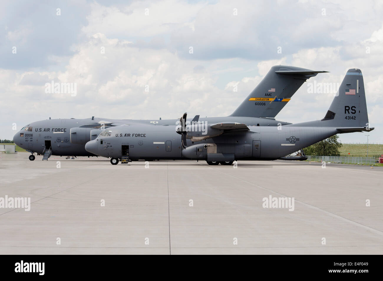 C-130J Super Hercules der Ramstein-basierte 86th Luftbrücke Flügel, USAFE, mit einer c-17 Globemaster, Berlin, Deutschland. Stockfoto