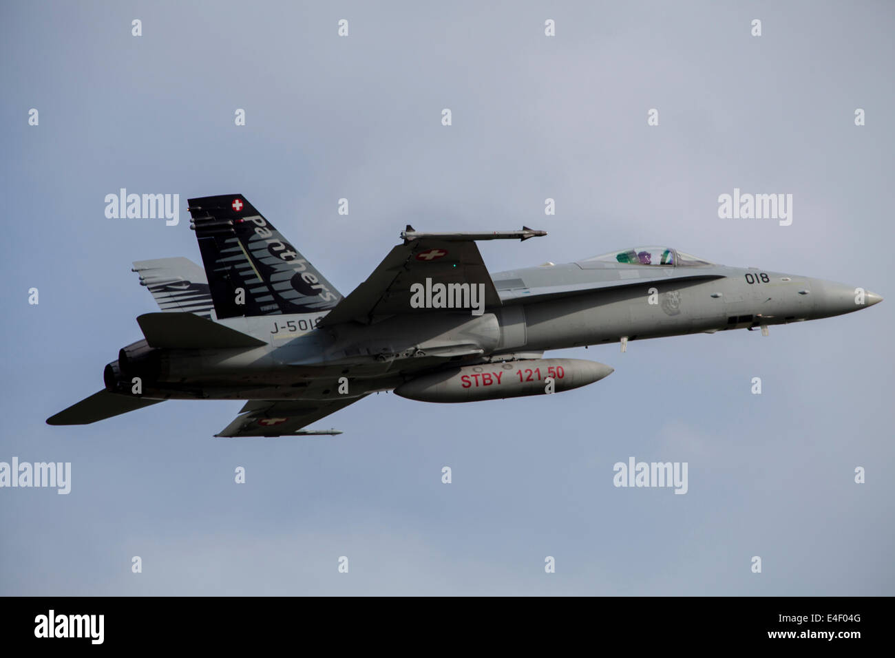 Swiss Air Force F - 18C Hornet verwendet für Air Policing, kriecht aus Payerne Militärflugplatz Payerne, Schweiz. Stockfoto