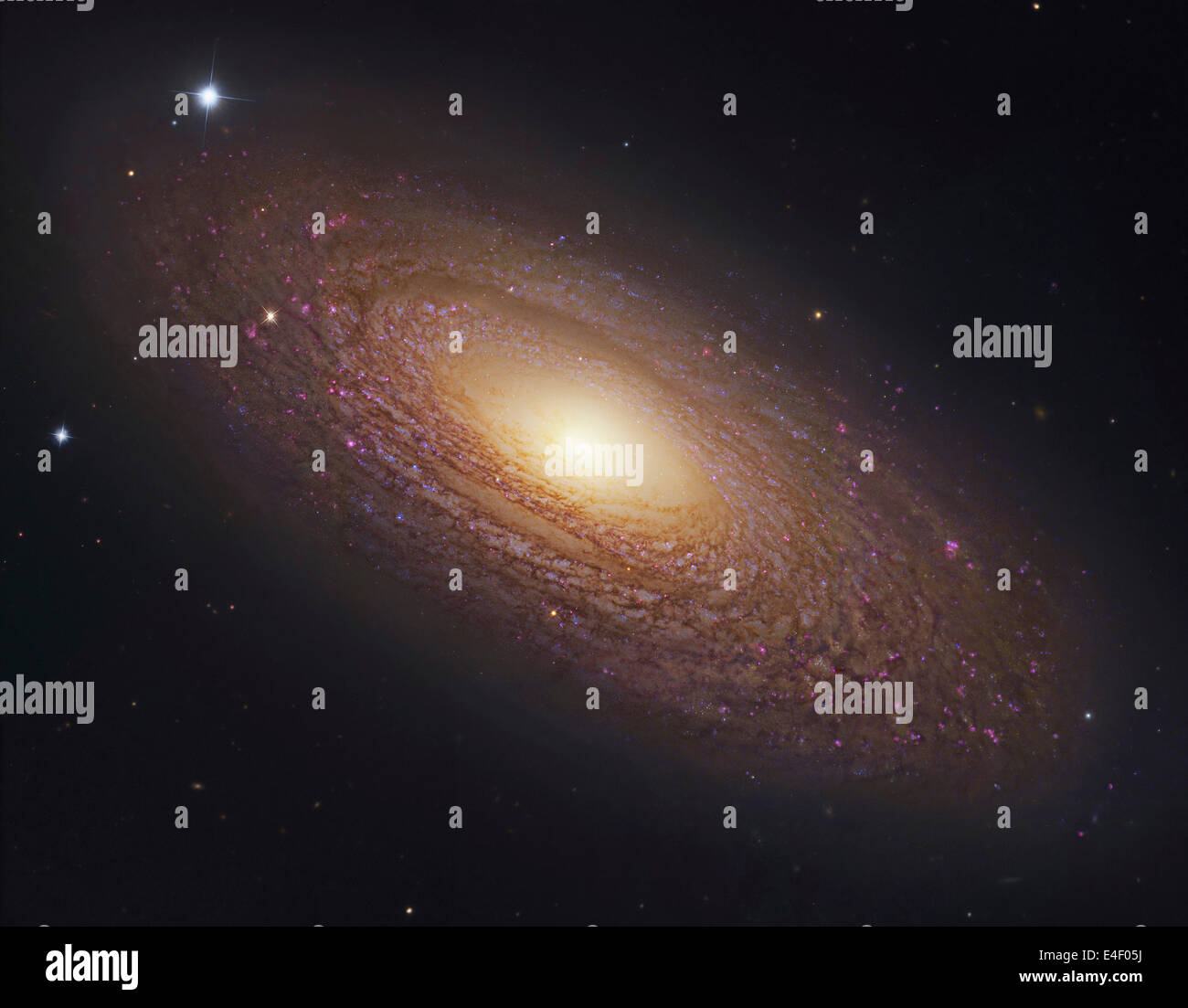 NGC 2841, Spiralgalaxie in Ursa Major. NGC 2841 ist eine kompakte flockiges Spiralgalaxie, Mitglied der nahe gelegenen Leo-Cloud. Stockfoto