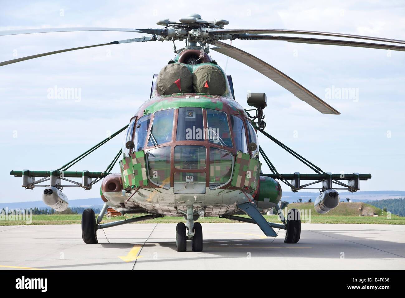 Slowakische Mi-17 mit digital Tarnung und Gun Pod während NATO Übung Ramstein Rover, Furt, Tschechische Republik. Stockfoto