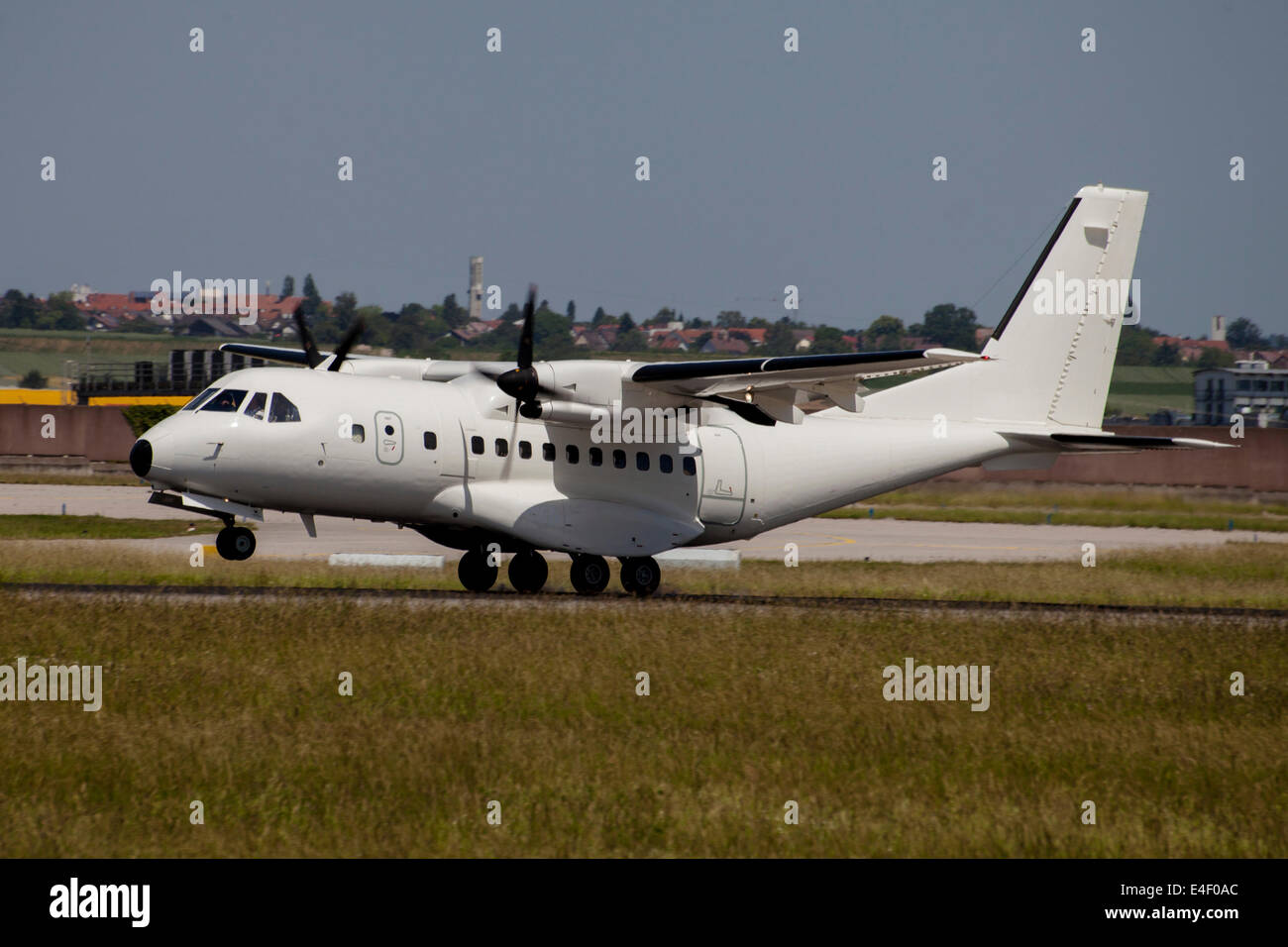 Ein CASA CN-235 Flugzeuge unter Vertrag für die US-Streitkräfte, Stuttgart, Deutschland. Stockfoto